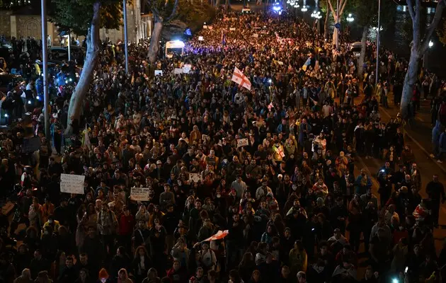 У Тбілісі знову тисячі людей вийшли на протест проти закону про 