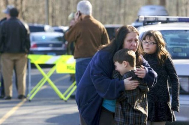 В США объявлен траур: 20-летний парень расстрелял в школе 20 детей, убил отца и мать
