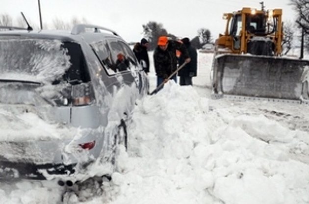 Снежным затором на трассе Киев-Чоп занялась прокуратура
