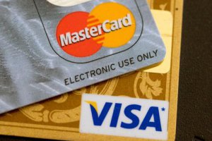 Visa и MasterCard заблокировали обслуживание карт еще двух российских банков
