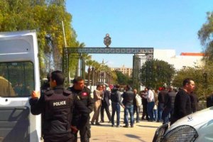 В Тунисе солдат застрелил полковника и двух сослуживцев, еще 15 офицеров ранены