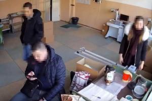 Одесским полицейским инкриминируют кражу во время обыска на предприятии, где работают незрячие