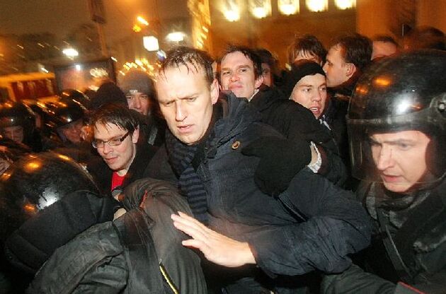 Полиция избивает протестующих на Триумфальной площади в Москве