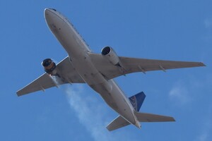 В Денвере у самолета Boeing 777 United Airlines в полете загорелся двигатель — пилотам удалось успешно посадить самолет