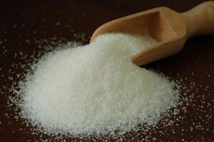 АМКУ подозревает двух производителей сахара в намеренном завышении цены