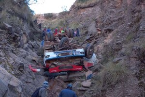 В Боливии сорвался со скалы пассажирский автобус 