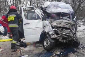 Под Черниговом маршрутка столкнулась с грузовиком, одинадцать человек погибли