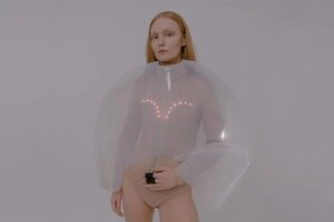 Польский модельер создала «эмоциональную одежду», которая реагирует на изменение уровня стресса владельца