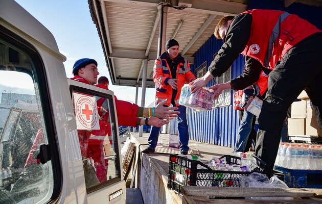 Помощь переселенцам: кто может получить выплаты от Красного креста