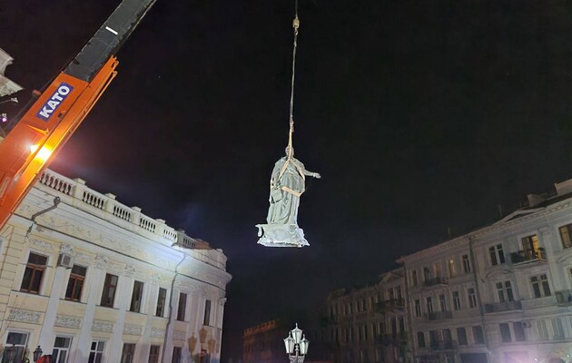 В Одессе завершили демонтаж памятника Екатерине II