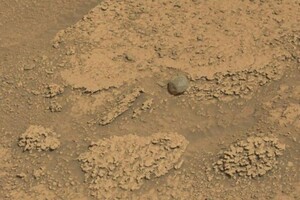 Марсоход NASA нашел странный камень на Красной планете