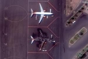 Maxar зафиксировал, как выглядит сгоревший украинский самолет в аэропорту столицы Судана