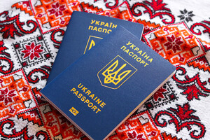 Упрощена проверка готовности паспортов для украинцев за границей