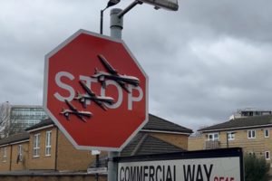 В Лондоне задержали мужчину по подозрению в краже знака с граффити Бэнкси
