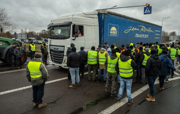 Представители бизнеса призвали украинские власти создать отдельную очередь на границе с Польшей