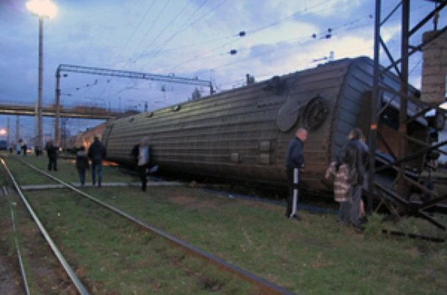 В Запорожской области пассажирский поезд сошел с рельсов, один вагон перевернулся (ФОТО)