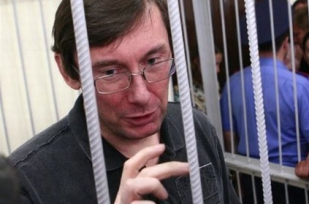Луценко рассказал байку, как Зварич во время Оранжевой революции приказал расстрелять сторонников Януковича (ВИДЕО)