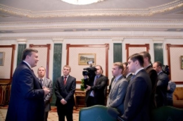 Янукович рассказал студентам о коллегиальной системе принятия решений в Украине