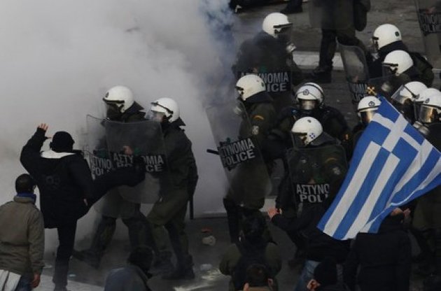 Над Афинами клубы дыма: протестующие против мер экономии пытаются прорваться в парламент