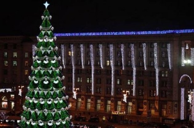 В Киеве начались приготовления к Новому году: на Майдане устанавливают главную елку страны