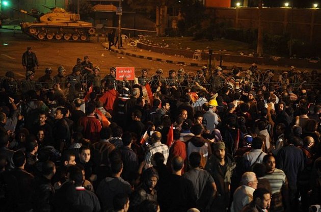Тысячи египтян пошли маршем на дворец президента, обещая ему «красную карточку»