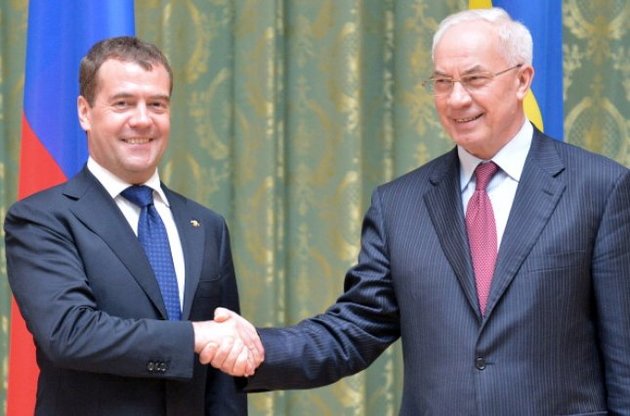 Азаров полетит в Москву на встречу с Медведевым