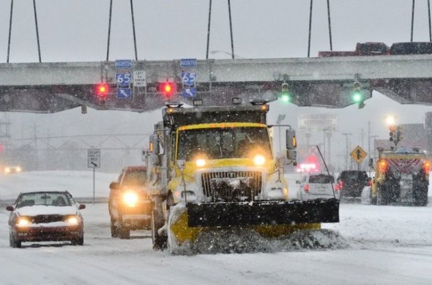Жертвами снежных бурь в США стали 16 человек, тысячи туристов застряли в аэропортах