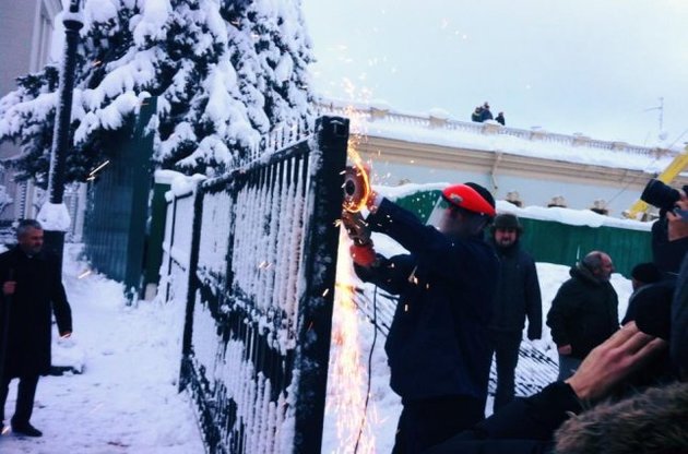 Депутаты "Свободы" спилили забор возле Рады и выломали двери в парламент