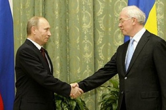 Путин наградил Азарова орденом за «покращення» жизни людей»