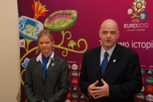 Генсек УЕФА похвалил ход подготовки Львова к Евро-2012 и пообещал выучить украинский