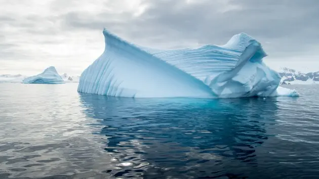 Вчені «зазирнули» під кригу Гренландії і знайшли те, про що не знали раніше
