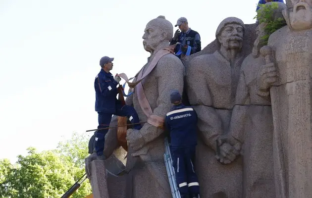 В Києві почали демонтаж пам’ятника Переяславської ради під Аркою свободи