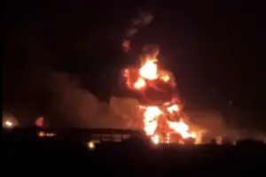 В Луганске после взрывов загорелась нефтебаза: вероятно, есть пострадавшие